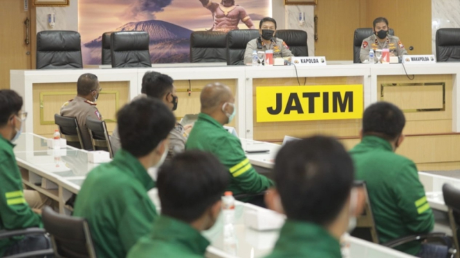 Kapolda Jatim yang juga Ketum PBVSI Jatim Irjen Pol Nico Afinta kontingen voli