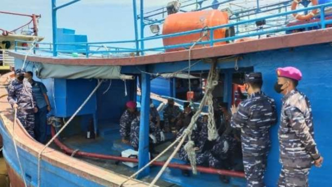 VIVA Militer: Danlantamal III Jakarta sisir kapal nelayan di Muara Angke