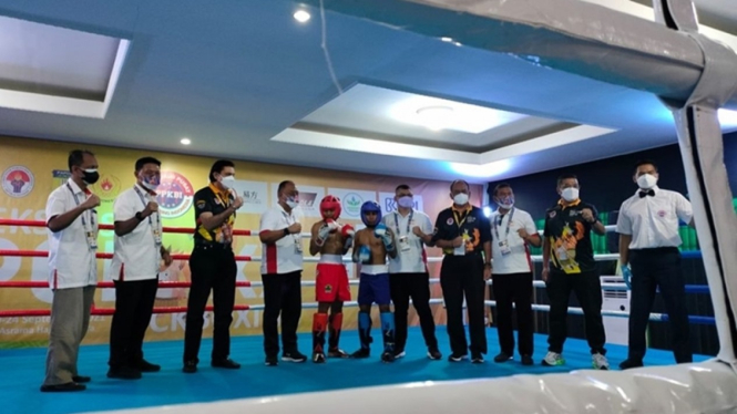 Ketua Umum KONI Pusat, Marciano Norman membuka kickboxing PON XX Papua