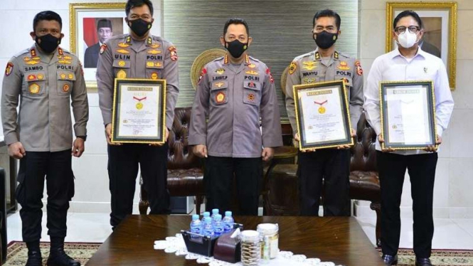 Kapolri Jenderal Listyo Sigit Prabowo dapat penghargaan dari MURI