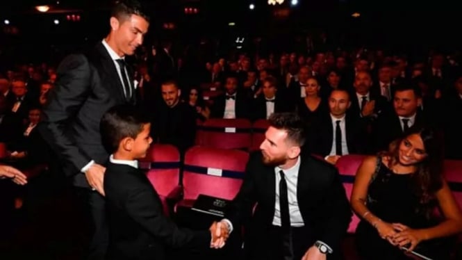 Cristiano Ronaldo dan putranya temui Lionel Messi di Ballon d'Or 2017
