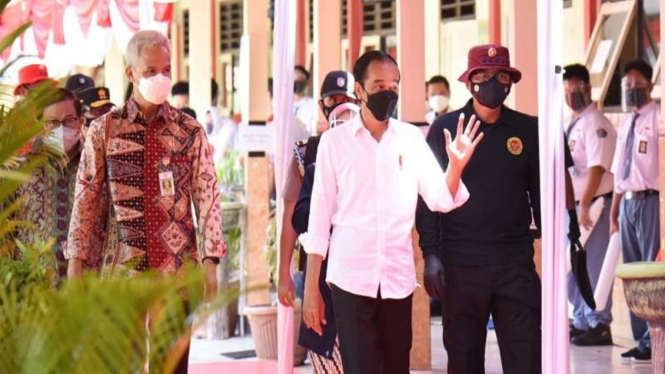 Presiden Jokowi meninjau vaksinasi yang diselenggarakan BIN di Cilacap