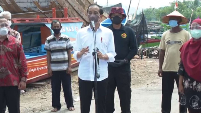 Presiden Jokowi Meninjau Vaksinasi di Kampung Nelayan di Cilacap Jateng