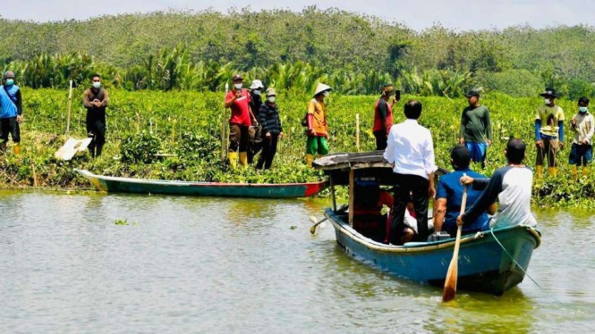 Presiden Jokowi Naik Perahu Seberangi Sungai Menyapa Warga di Cilacap