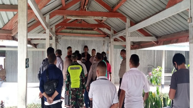 Keributan warga dengan anggota TNI Satgas COVID-19 di RSUD dr Ben Mboi Ruteng