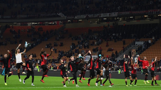Pemain AC Milan merayakan kemenangan