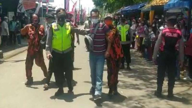 Seorang warga yang diamankan petugas saat kunjungan kerja Jokowi di Cilacap