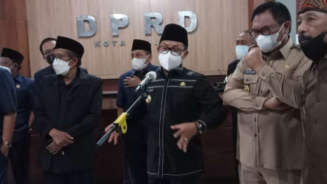 Wali Kota Malang Sutiaji meminta maaf kepada publik atas tindakannya melanggar aturan PPKM dalam konferensi pers di gedung DPRD Kota Malang, Kamis, 23 September 2021.