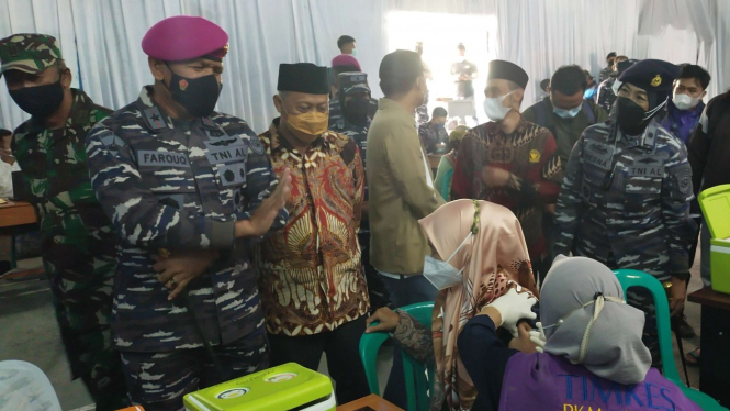 VIVA Militer: Danlantamal III TNI AL tinjau vaksinasi di Kab.Cianjur