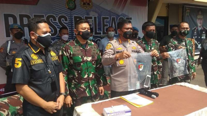 Kapolres Metro Depok, Kombes Imran Edwin Siregar merilis kasus penusukan TNI
