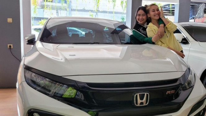 Ayu Ting Ting Kasih Mobil untuk Adiknya