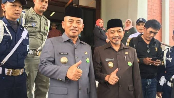 Wali Kota Bekasi, Rahmat Effendi (kiri) dan Ahmad Syaikhu (kanan)