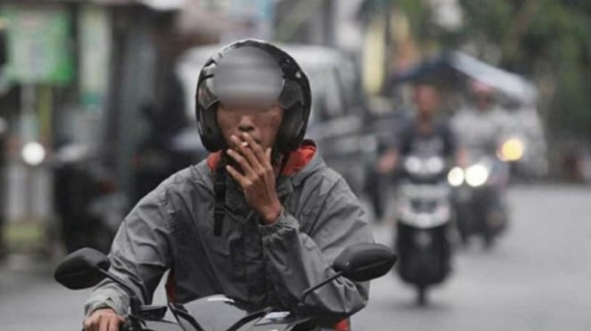 Jangan Lupa, Mengendarai Motor Sambil Merokok Bisa Dipenjara