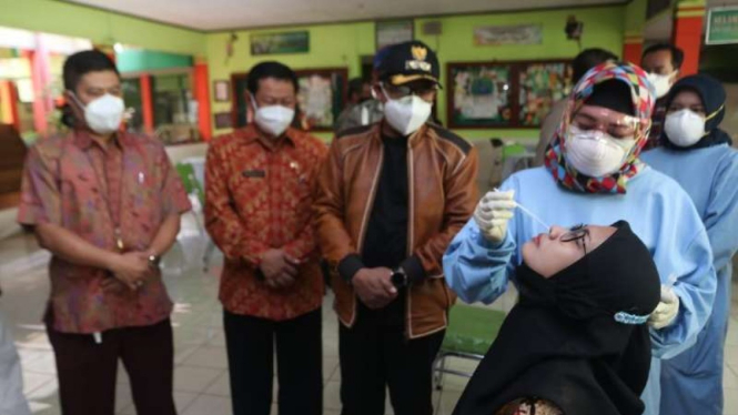 Tenaga pengajar di Malang lakukan tes swab COVID-19.