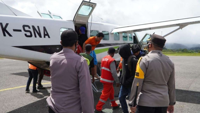 Satgas Nemangkawi evakuasi warga dari Distrik Kiwirok ke Oksibil, Papua.