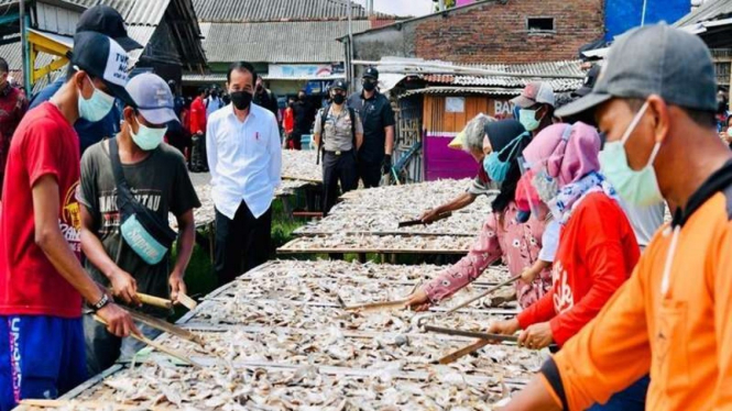 Presiden Jokowi meninjau perkampungan nelayan di Cilacap, Jawa Tengah