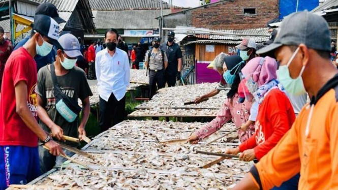 Presiden Jokowi meninjau perkampungan nelayan di Cilacap, Jawa Tengah