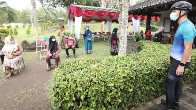 Gubernur Jateng Ganjar Pranowo pantau vaksinasi di Borobudur