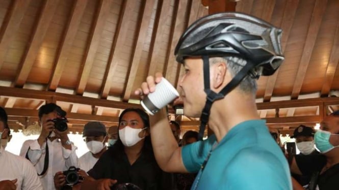 Gubernur Jawa Tengah Ganjar Pranowo menyeruput kopi.