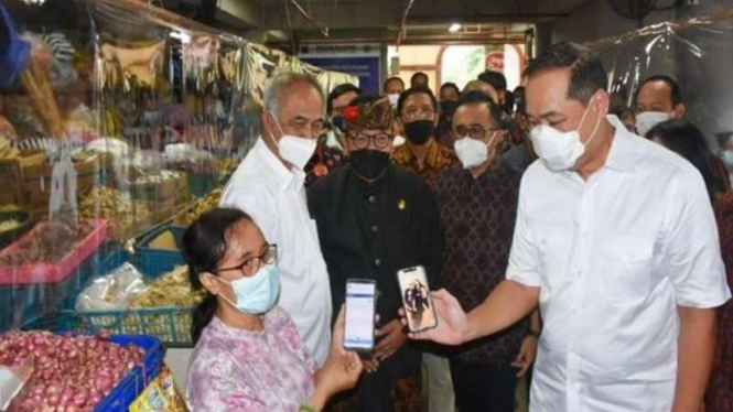 Walkot Denpasar I Gusti Ngurah Jaya Negara bersama Mendag meninjau Pasar Badung