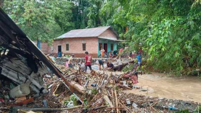 Banjir bandang landa delapan kelurahan di kota Lubuk Linggau Sumatera Selatan.