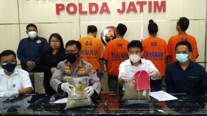 Polisi merilis tersangka dan barang bukti penyelundupan narkotika jaringan Afrika Selatan dan Malaysia di Markas Polda Jawa Timur di Surabaya, Senin, 27 September 2021.