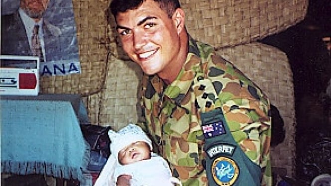 Ben Farinazzo dan "Baby Ben" di Timor Leste tahun 1999. (Supplied)
