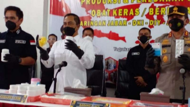 Konferensi pers pengungkapan kasus peredaran gelap obat keras atau berbahaya di gudang wilayah Kecamatan Kasihan, Kabupaten Bantul, DI Yogyakarta, Senin, 27 September 2021.