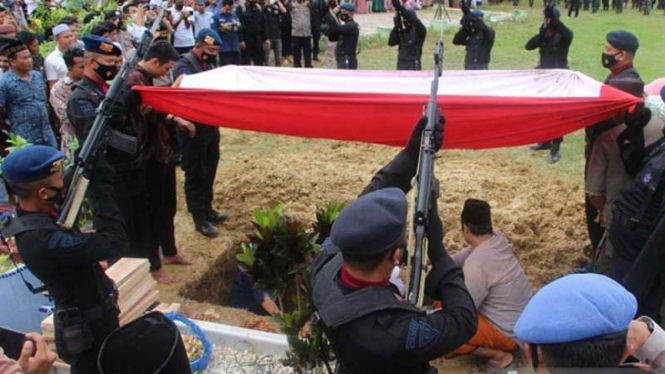 Jenazah Bharatu M Kurniadi Sutio, korban kelompok kriminal bersenjata (KKB) di Papua, dimakamkan secara upacara militer di TMP Aceh Tamiang, Aceh, Senin, 27 September 2021.
