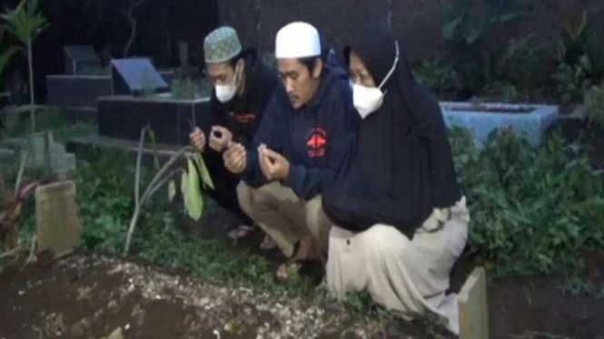 Istri muda dan dua putranya di makam korban pembunuhan ibu-anak di Subang