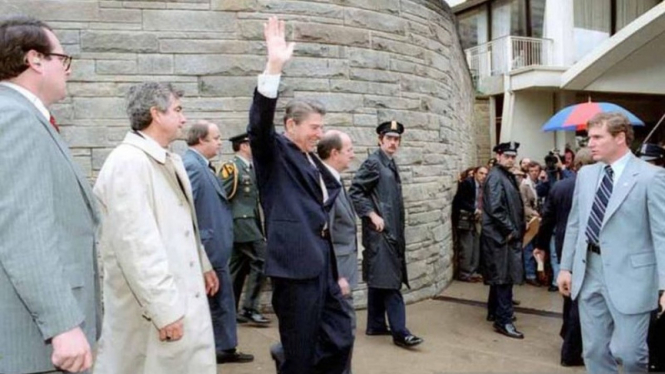 Presiden Ronald Reagan sesaat sebelum ditembak di luar Washington Hilton Hotel.