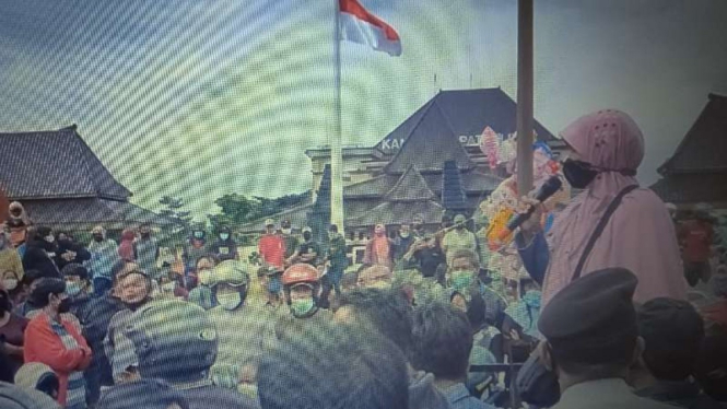 Ribuan warga memadati jalan di depan kantor Pemerintah Kabupate Blitar, Jawa Timur, untuk mendapatkan bagi-bagi ayam dan telur gratis dari aksi protes peternak, Selasa, 28 September 2021.