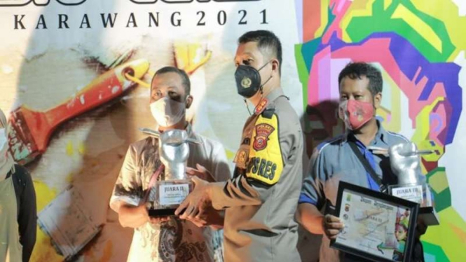 Polres Karawang menggelar “Festival Mural Goyang Karawang 2021” 