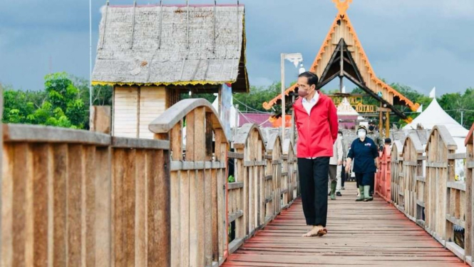 Presiden Jokowi di Pantai Wisata Raja Kecik, Muntai Barat, Bengkalis, Riau