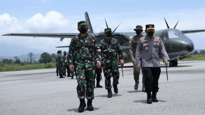VIVA Militer: Panglima TNI dan Kapolri ketika mendarat di Poso, Sulawesi Tengah
