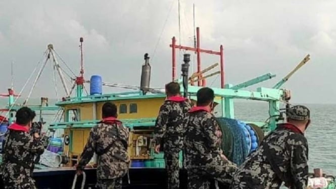Petugas Kementerian Kelautan dan Perikanan menangkap satu kapal trawl asal Malaysia di Selat Malaka.