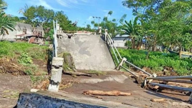 Jembatan penghubung antardesa di Pulau Makian, Halmahera Selatan, Maluku Utara, menjadi ambruk akibat tingginya curah hujan yang deras disertai banjir pada Senin, 27 September 2021.