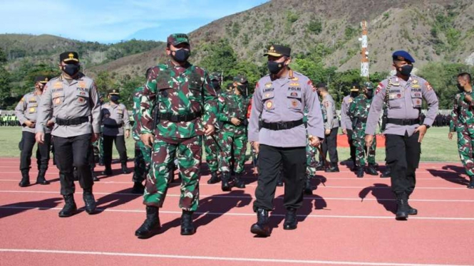 Panglima TNI bersama Kapolri meninjau apel pengamanan PON XX Papua