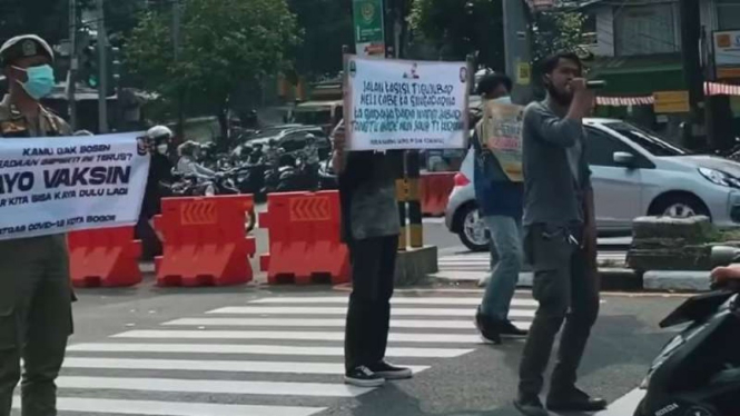 Musisi jalanan diberdayakan untuk membantuk menyosialisasikan protokol kesehatan pencegahan COVID-19 sekaligus mengajak masyarakat untuk mengikuti vaksinasi di Kota Bogor, Jawa Barat, Selasa, 28 September 2021.