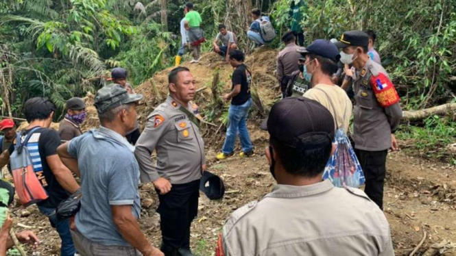 Polisi mengamankan aksi warga memasang patok batas wilayah di perkebunan Bolingongot, lokasi pertambangan PT Bulawan Daya Lestari (BDL), di Desa Toruakat, Bolaang Mongondow, pada Senin, 27 September 2021.