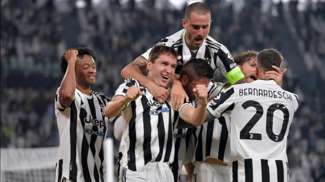 Para pemain Juventus merayakan gol. 