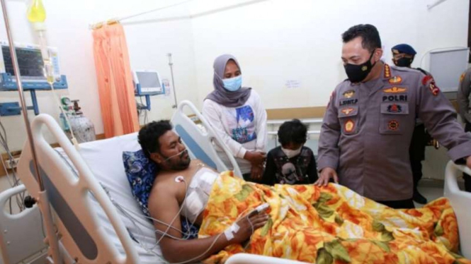 Kepala Polri Jenderal Pol Listyo Sigit Prabowo menjenguk anggota Polri yang jadi korban tembak teroris kelompok kriminal bersenjata (KKB) Papua yang dirawat di RS Bhayangkara Polda Papua, Rabu, 29 September 2021.