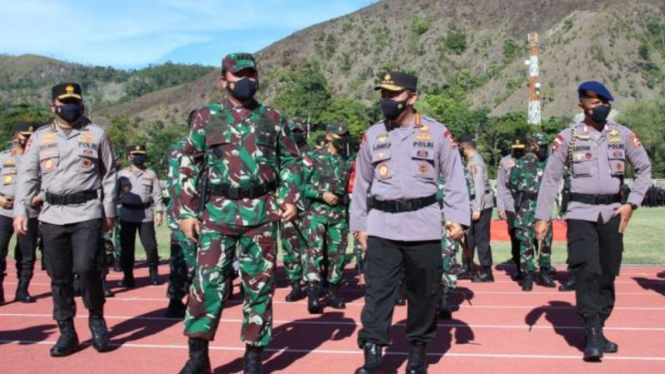 Kepala Polri Jenderal Pol. Listyo Sigit Prabowo dan Panglima TNI Marsekal TNI Hadi Tjahjanto memimpin apel persiapan akhir pengamanan PON XX Papua, Rabu, 29 September 2021.