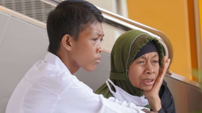 Viral, Seorang ibu temani anaknya tes CPNS Viral, Seorang ibu temani anaknya tes CPNS