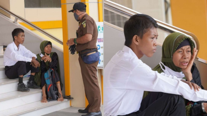 Viral, Seorang ibu temani anaknya tes CPNS