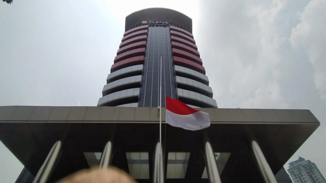 Bendera setengah tiang di depan kantor KPK
