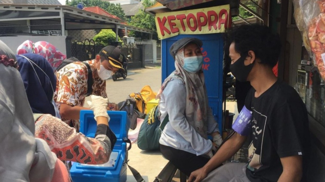 Vaksinasi door to door di Kota Bekasi