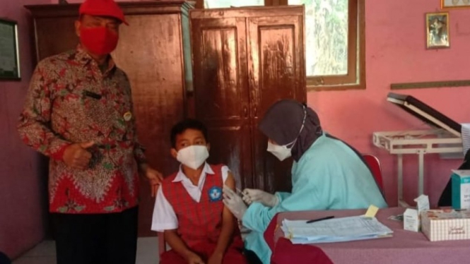 Vaksinasi siswa siswi Sekolah Dasar berumur 12 tahun