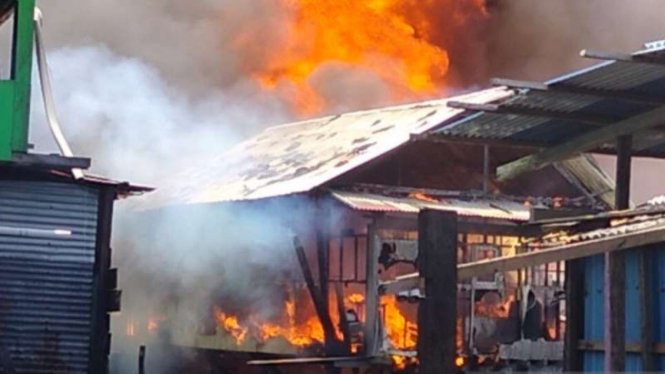 Kebakaran di Kompleks Borobudur, Kelurahan Padarni, Kabupaten Manokwari Barat, Papua Barat, melalap ratusan rumah nelayan setempat, Kamis, 30 September 2021.