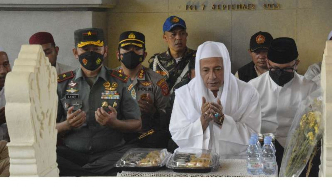 VIVA Militer: Danrem Surya Kencana mendampingi Habib Muhammad Luthfi bin Yahya